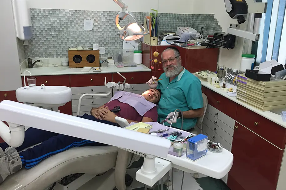 ד״ר יצחק דובלסקי במרפאת השיניים בירושלים